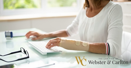 injured female employee trying to type